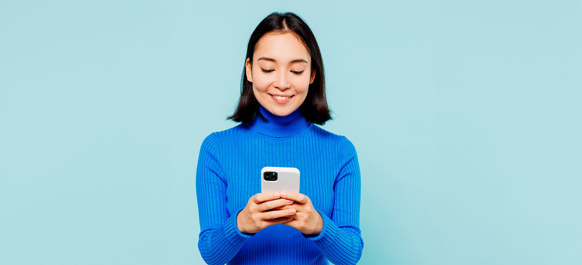 Mujer en el celular utilizando la inteligencia artificial