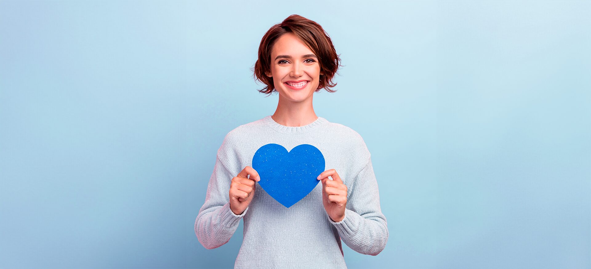 Mujer con un corazon en la mano que hace la estrategia de branding